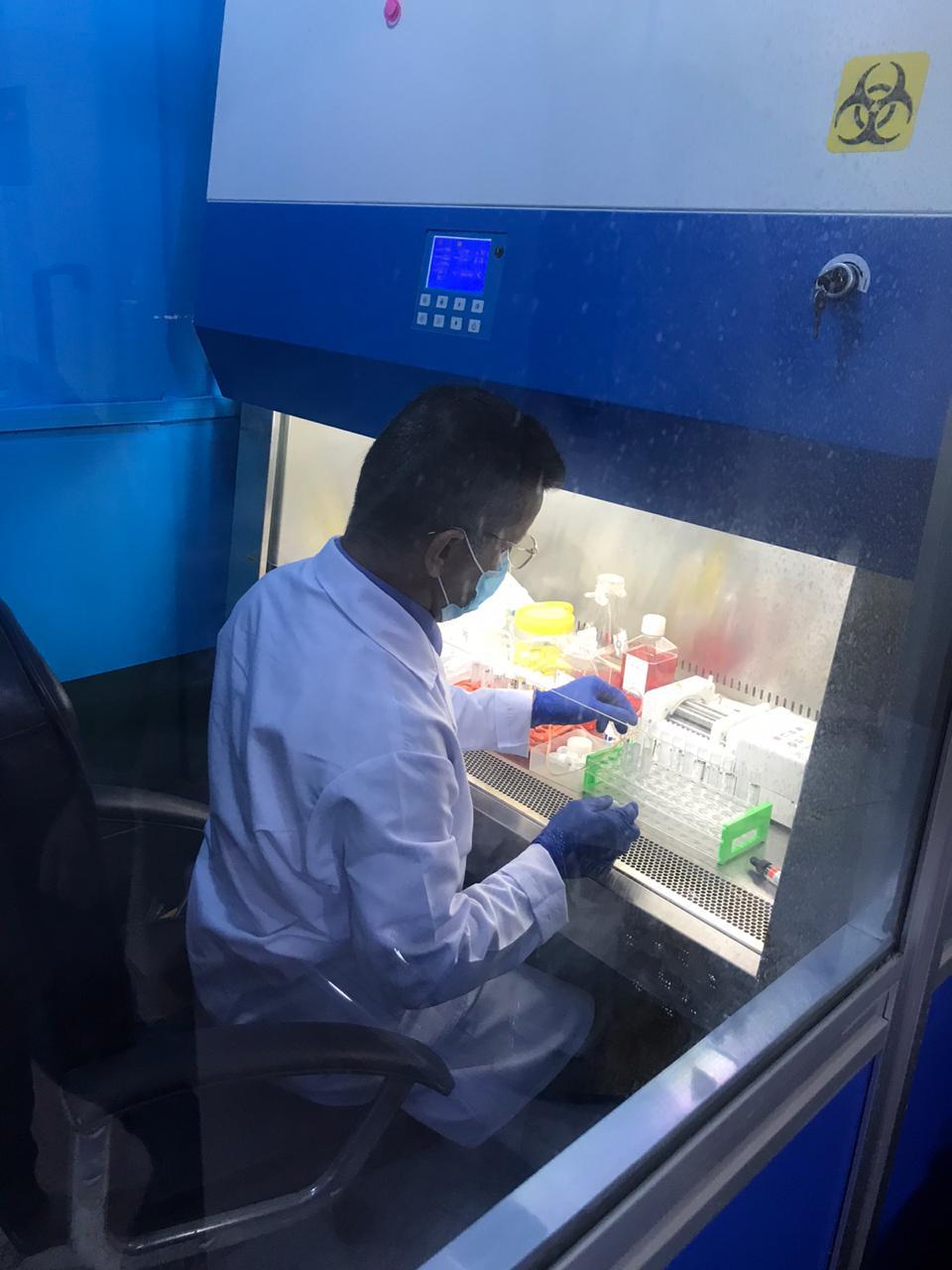 جامعة البصرة تستمر بإنتاج الاوساط الناقلة للفايروسات لمختبر الصحة لفحص فايروس كورونا 
