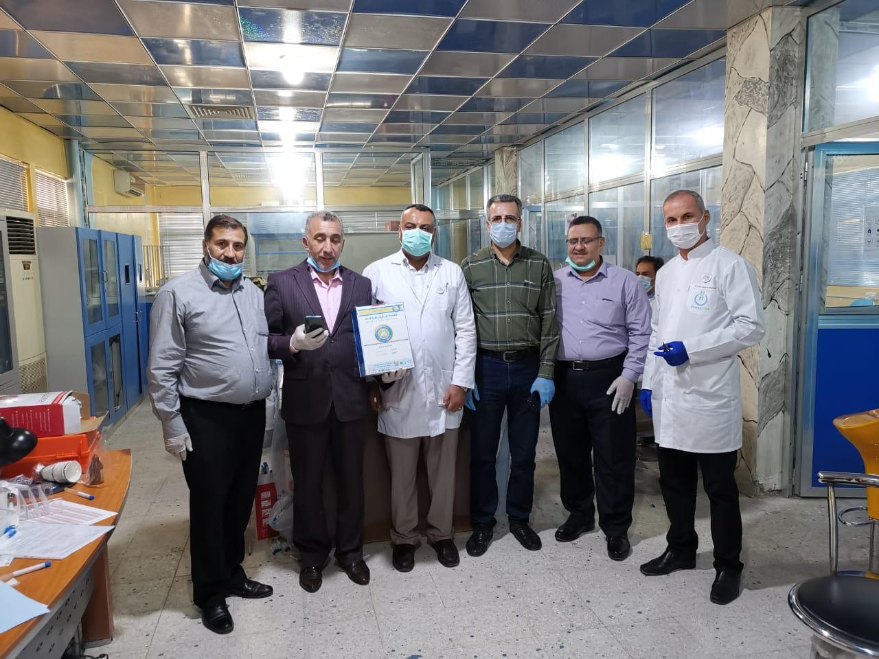 وفد من مديرية صحة كربلاء يزور كلية الصيدلة في جامعة البصرة لاستلام الاوساط النقلية المصنعة من المجموعة الطبية