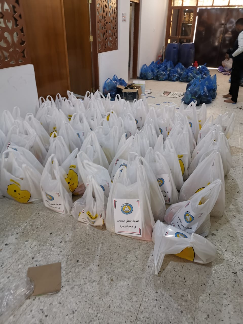 الفريق البحثي التطوعي في جامعة البصرة يقدم ١٠٠ سلة غذائية للعوائل المتعففة تزامنا مع حلول شهر رمضان المبارك